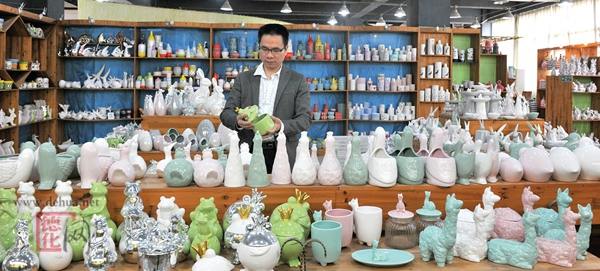 鄭永章查看展廳中的家居擺件