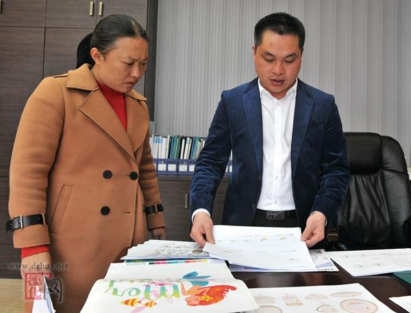 鄭榮懷與員工探討設計方案