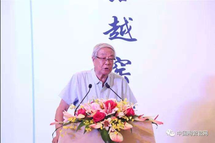 清華大學美術(shù)學院教授、中國陶瓷工業(yè)協(xié)會顧問、著名陶瓷藝術(shù)設(shè)計家張守智發(fā)言